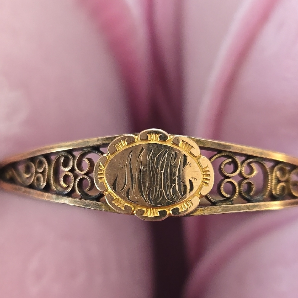 Elegant Gold Filigree Women's Bracelet